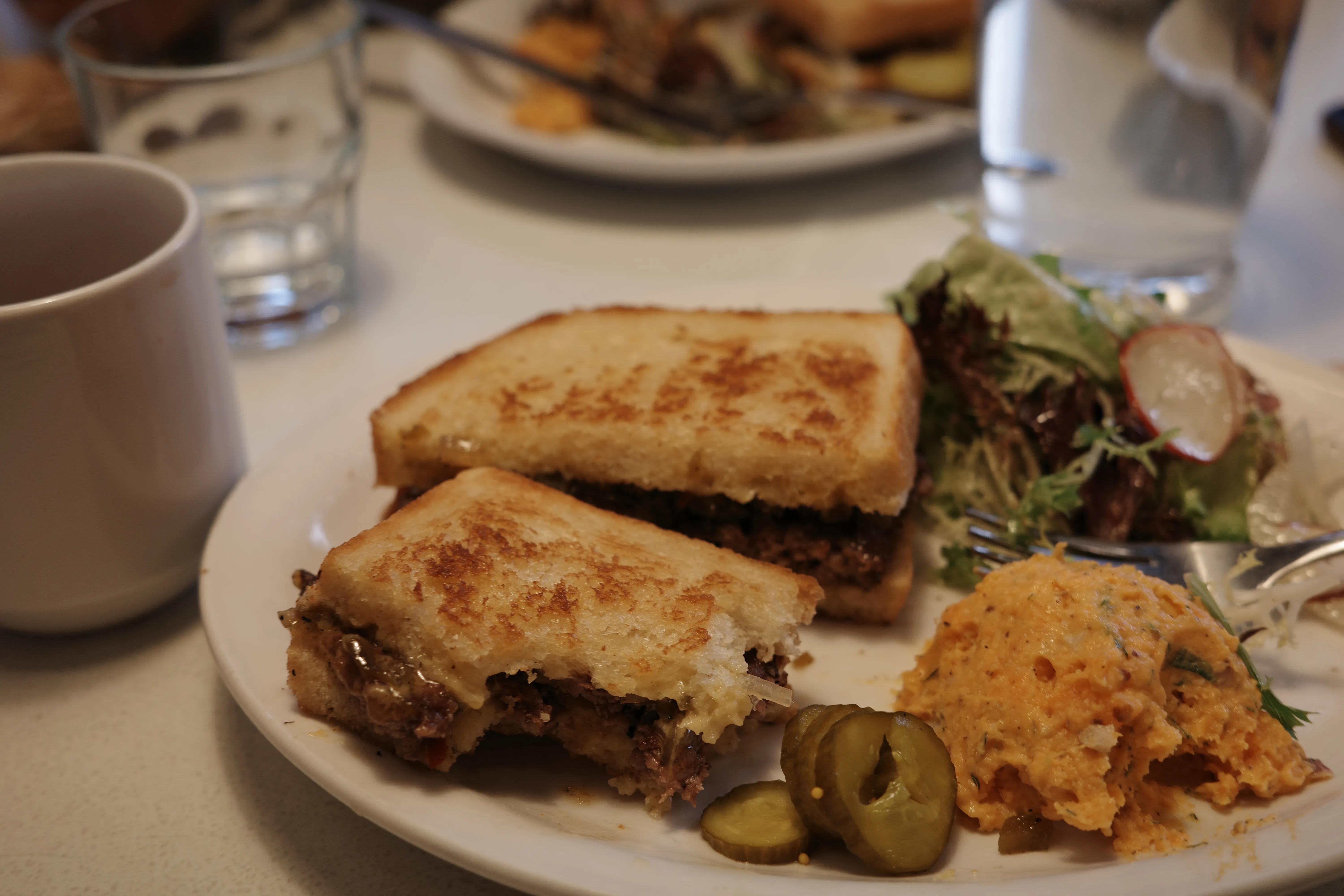 Photo of a patty melt sandwich 