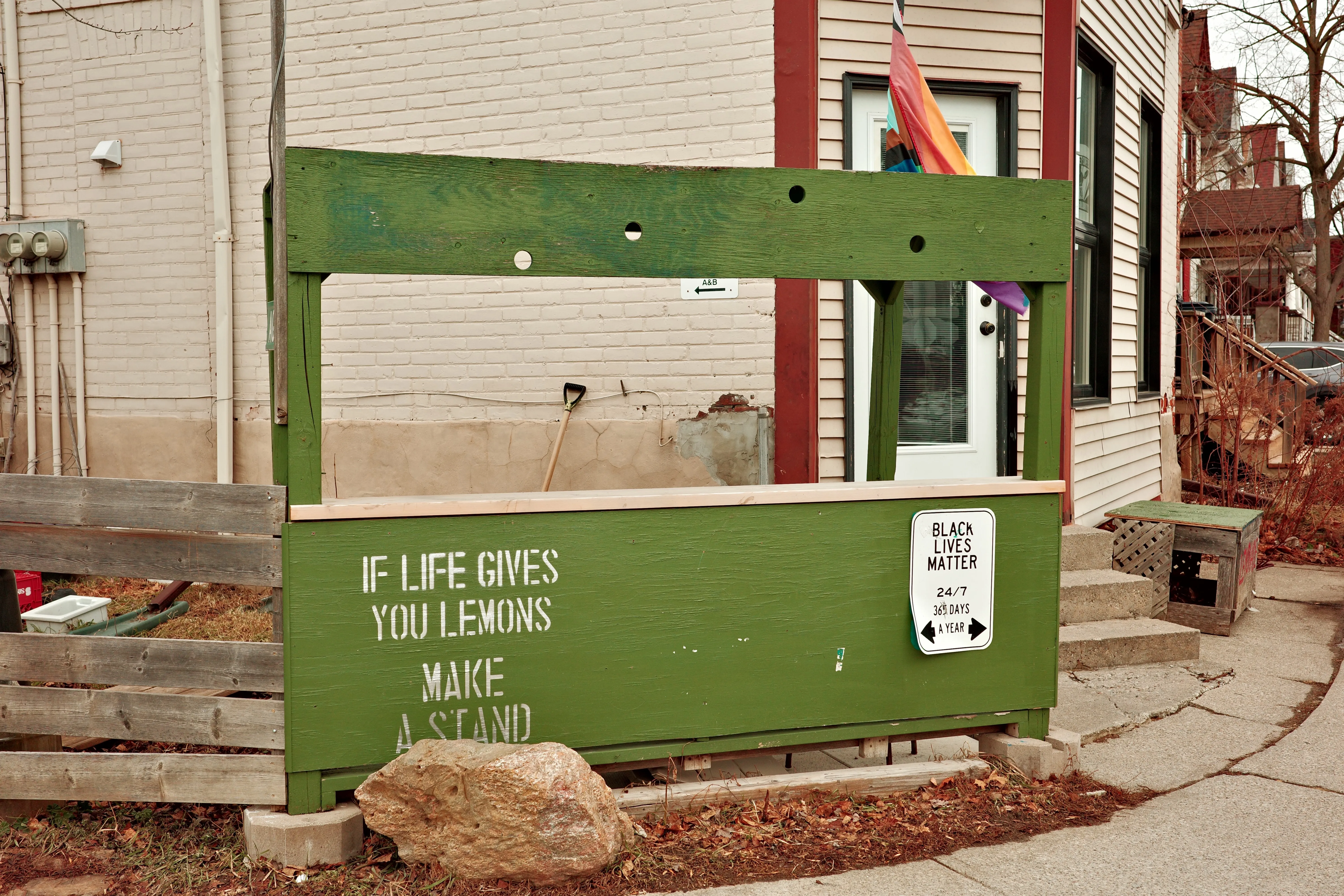 Photo of a lemonade stand that says: "If live gives you lemons, make a stand"