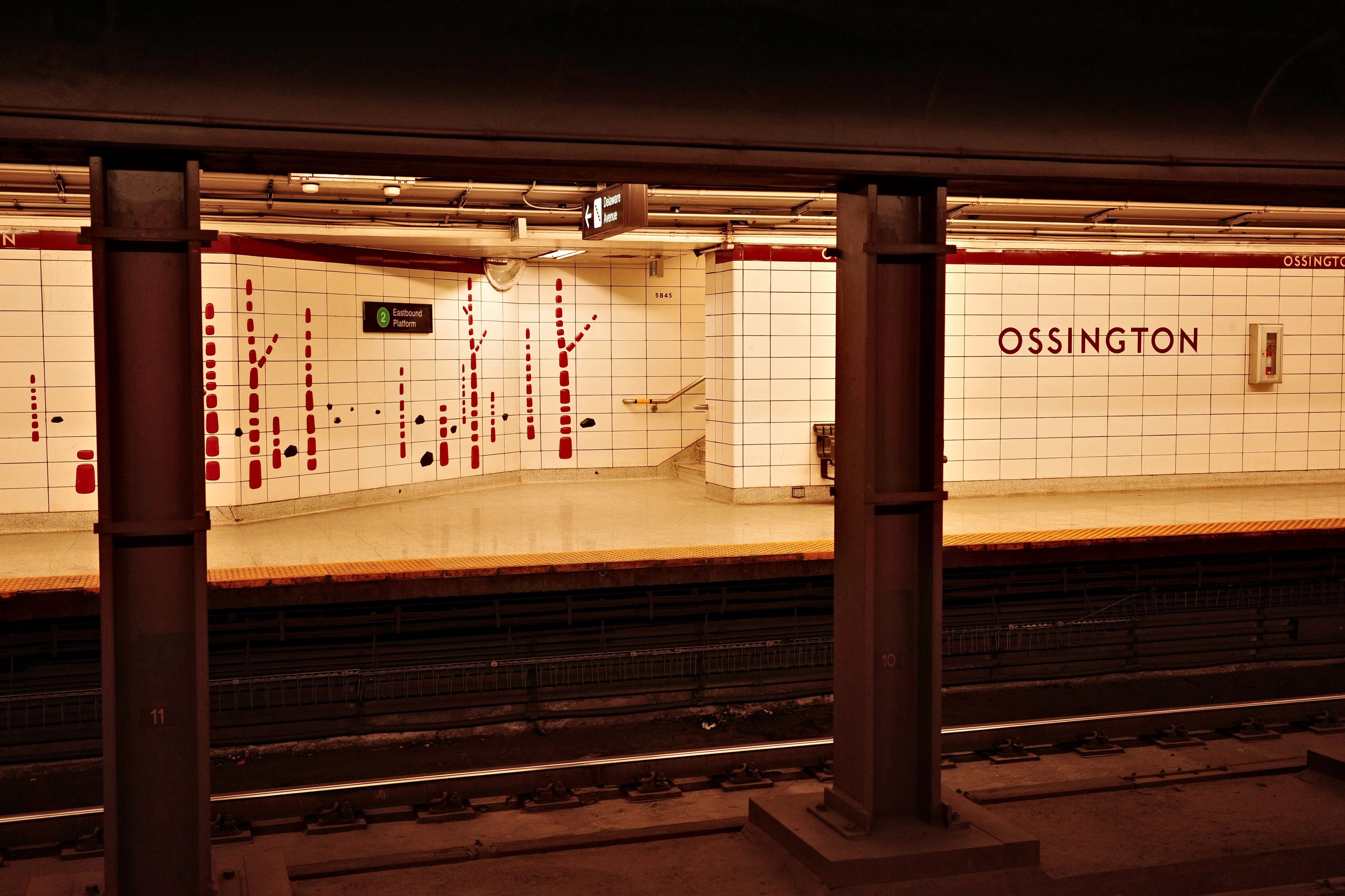 Photo of the Ossington Station subway platform